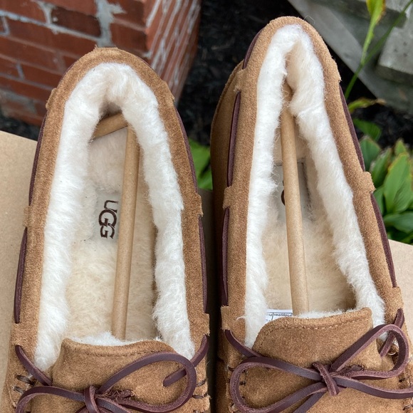 UGG Dakota Slippers - Picture 2 of 5